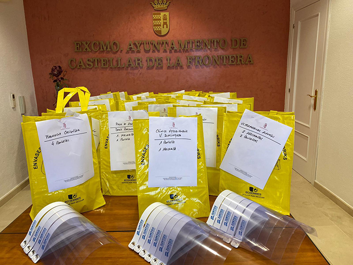 El Ayuntamiento distribuye pantallas de protección 3D para comercios y profesionales de cara al público en el municipio