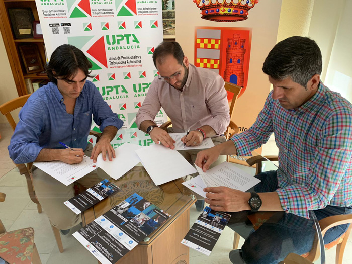 El alcalde de Castellar, Adrián Vaca, y el teniente alcalde y Delegado de Empleo, Raúl Egeda, junto al técnico de UPTA, Javier Verdú.