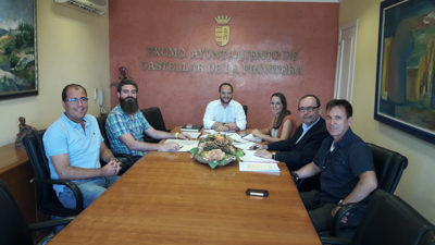 El profesor de Prehistoria de la UCA, Eduardo Vijande, el director del proyecto de intervención arqueológica en Castellar, Diego Fernández, el alcalde de Castellar, Adrián Vaca, la teniente alcalde y concejal de Cultura, TamaraTrujillo, el catedrático de Historia y Geografía de la Universidad de Cádiz, José Ramos, y el espeleólogo, Antonio Luque, en la reunión mantenida esta mañana en el Ayuntamiento de Castellar.