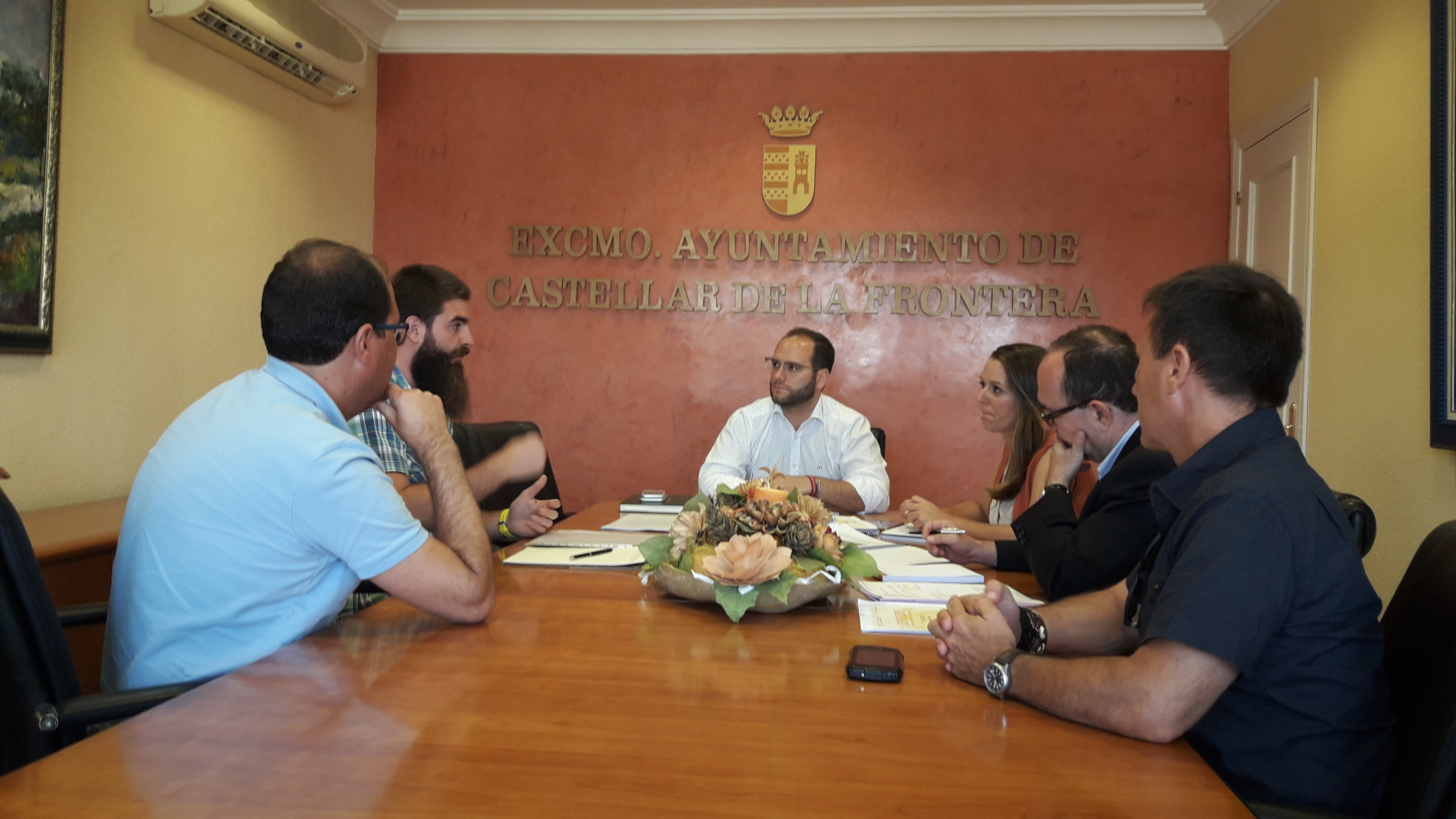 El profesor de Prehistoria de la UCA, Eduardo Vijande, el director del proyecto de intervención arqueológica en Castellar, Diego Fernández, el alcalde de Castellar, Adrián Vaca, la teniente alcalde y concejal de Cultura, TamaraTrujillo, el catedrático de Historia y Geografía de la Universidad de Cádiz, José Ramos, y el espeleólogo, Antonio Luque, en la reunión mantenida esta mañana en el Ayuntamiento de Castellar.