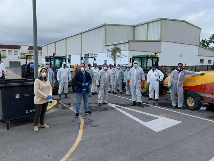 Tercera desinfección voluntaria de los agricultores de Castellar de la Frontera en las calles de su Pueblo