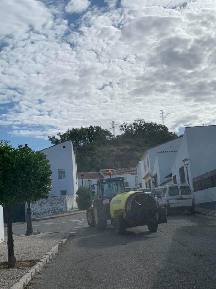 17 Mayo 2020 Agricultores Desinfectan Las Calles De Castellar De La Frontera 3
