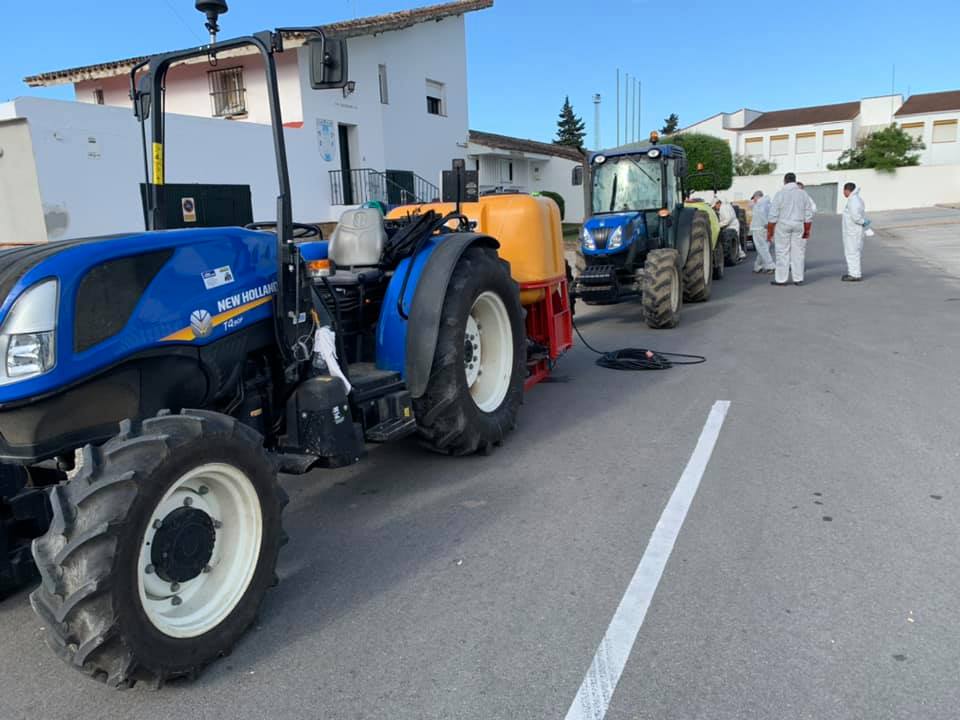 17 Mayo 2020 Agricultores Desinfectan Las Calles De Castellar De La Frontera 6