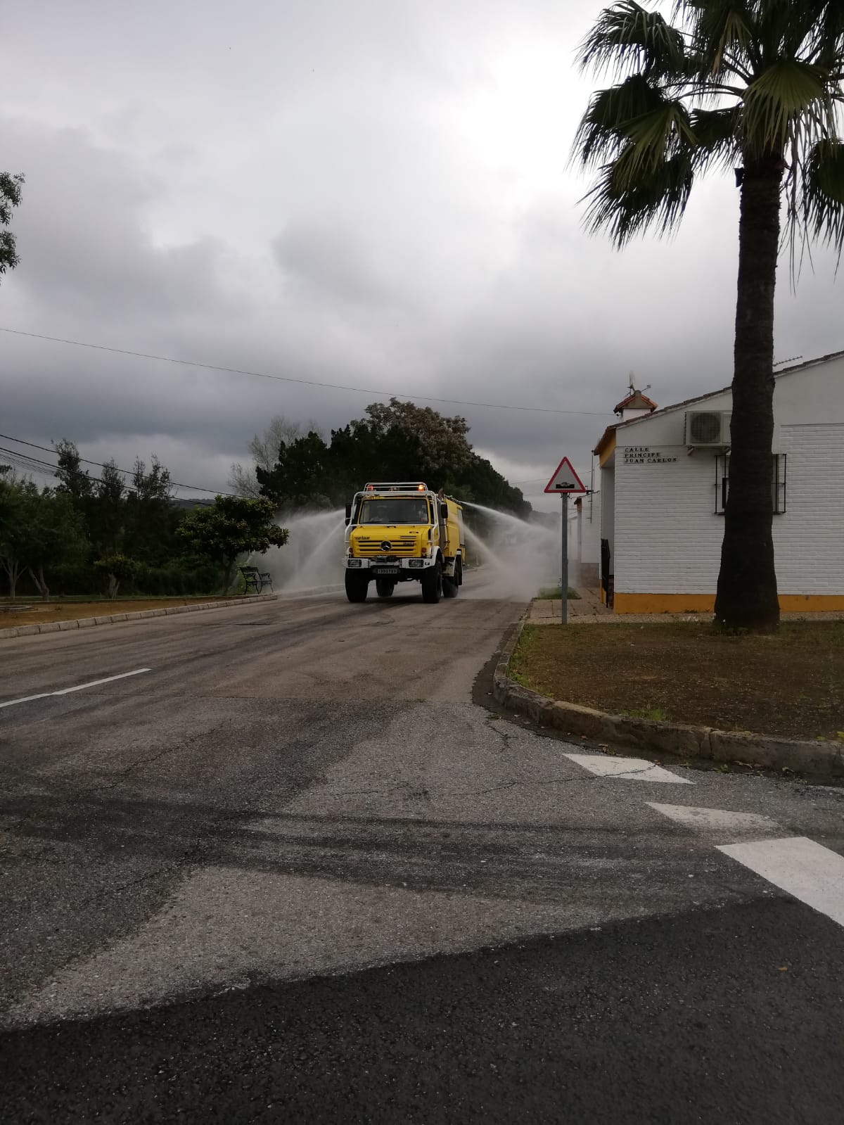 16 Abril 2020 La Almoraima SA Desinfecta HOY Las Calles De Castellar De La Frontera 9