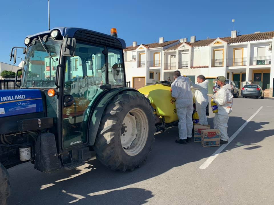 Agricultores vuelven a desinfectar las calles de Castellar de la Frontera