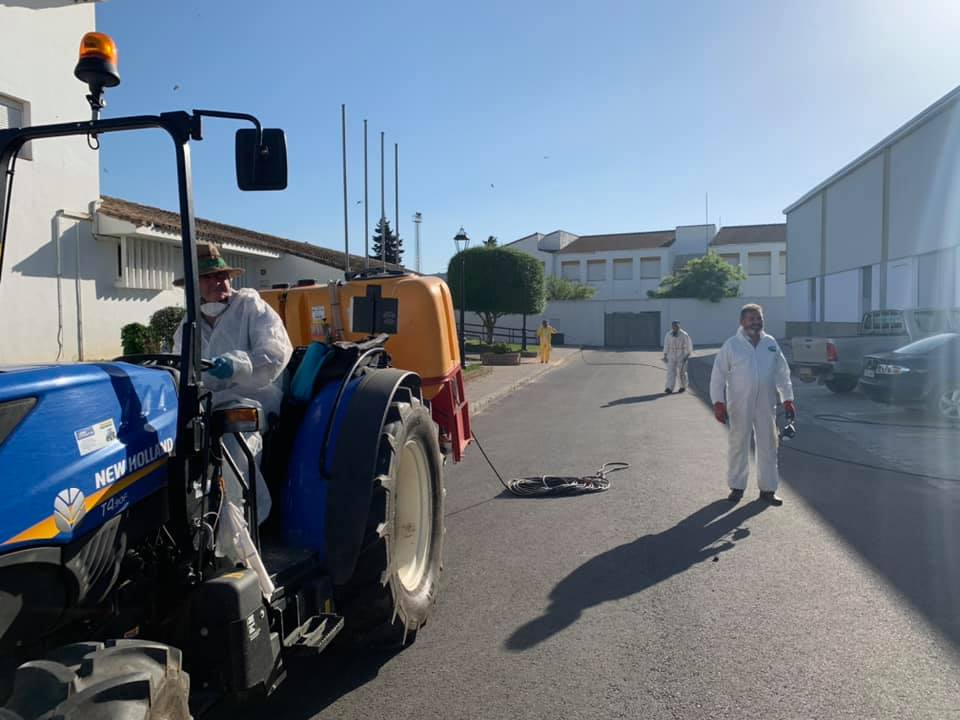 5 Mayo 2020 Agricultores Desinfectan Castellar De La Frontera 5