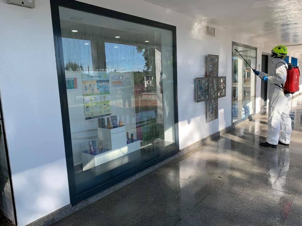 3 04 2020 Bomberos Desinfectan Centro De Salud Y Farmacia En Castellar De La Frontera 2