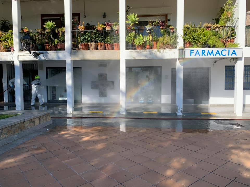3 04 2020 Bomberos Desinfectan Centro De Salud Y Farmacia En Castellar De La Frontera 3