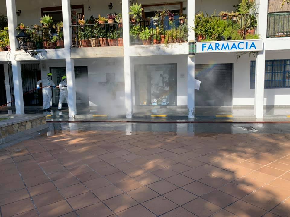3 04 2020 Bomberos Desinfectan Centro De Salud Y Farmacia En Castellar De La Frontera 4