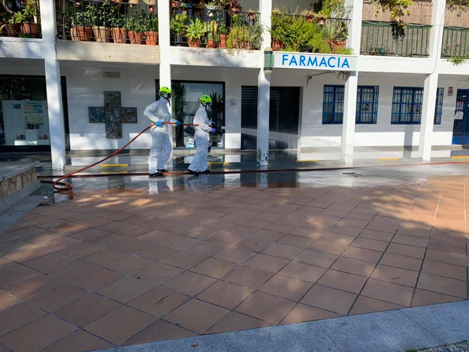 3 04 2020 Bomberos Desinfectan Centro De Salud Y Farmacia En Castellar De La Frontera 5