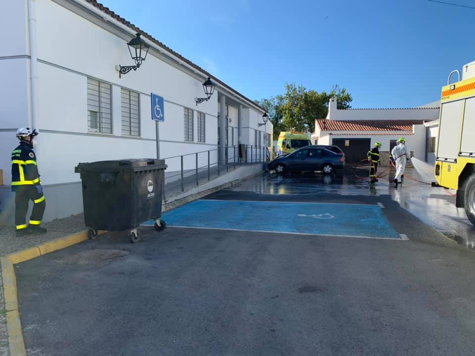 3 04 2020 Bomberos Desinfectan Centro De Salud Y Farmacia En Castellar De La Frontera 6