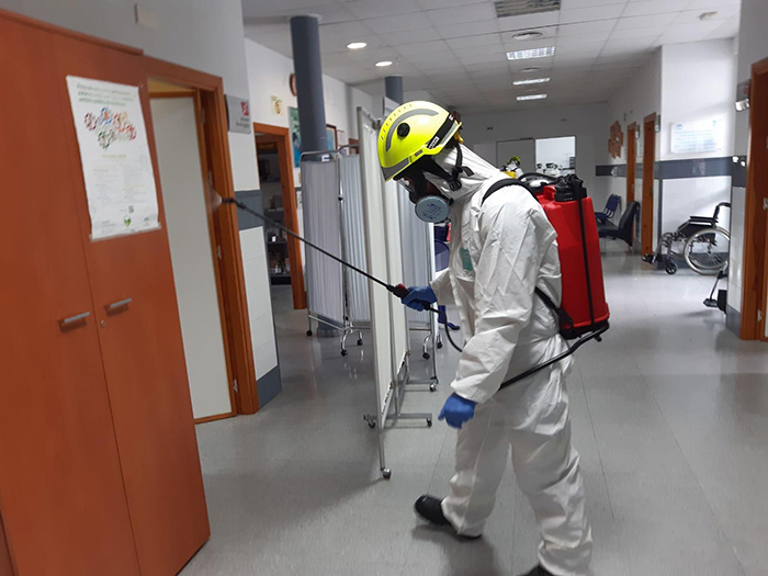 BOMBEROS VUELVEN A DESINFECTAR LOS ESPACIOS SANITARIOS COMUNES DE CASTELLAR DE LA FRONTERA 