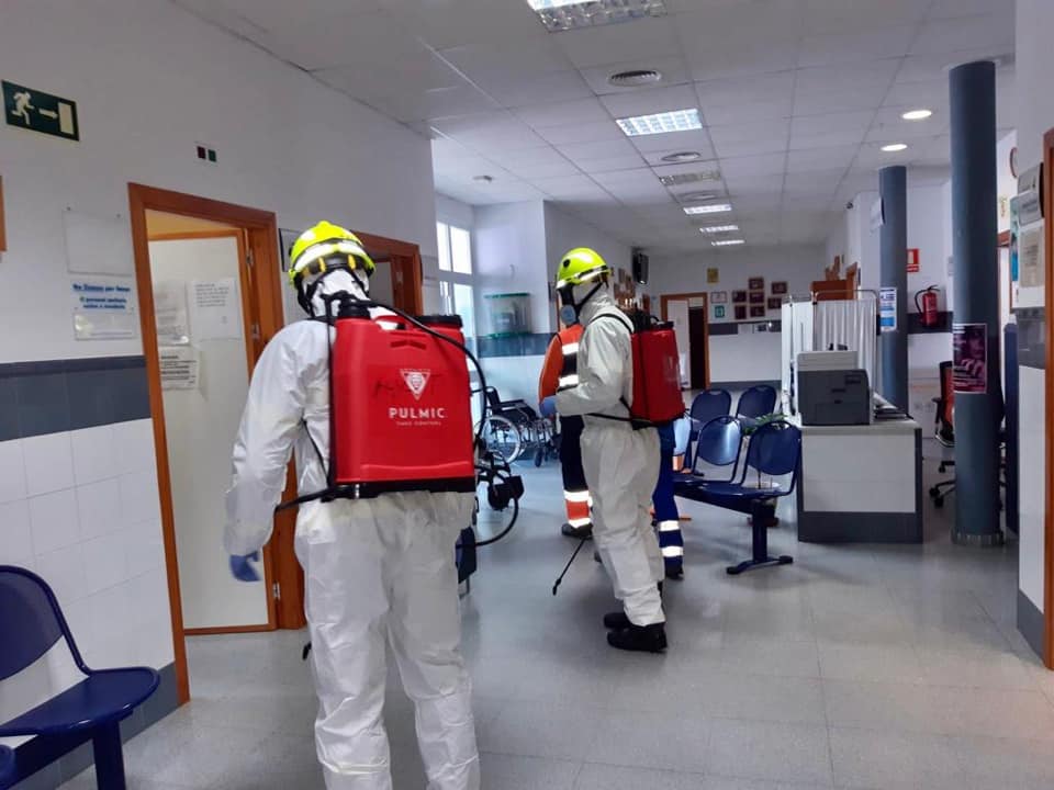 Efectivos de Bomberos realizan las tareas de desinfección en el Centro de Salud de Castellar