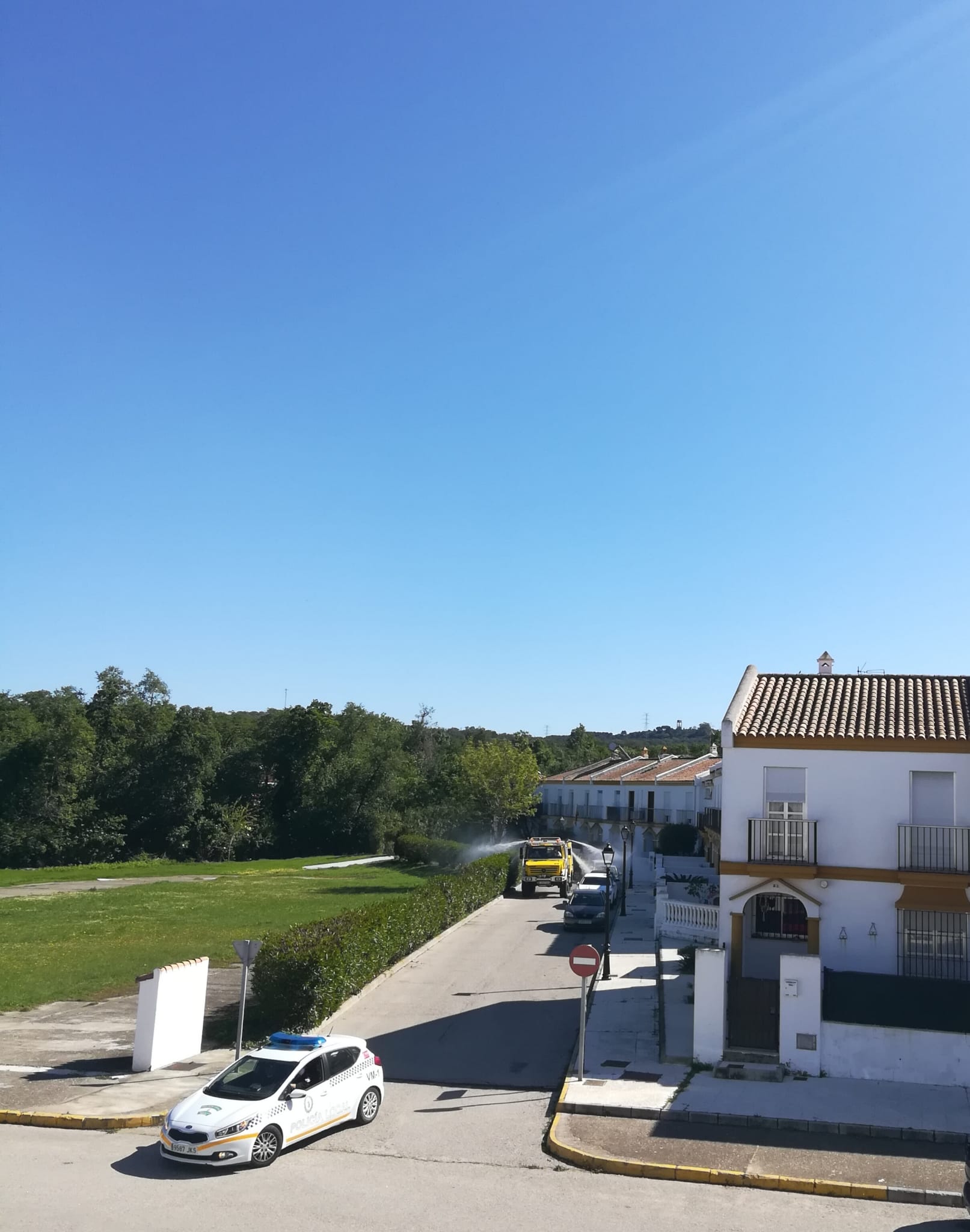 El ayuntamiento colocará un arco desinfectante para vehículos en el acceso a la Barriada de la Almoraima 