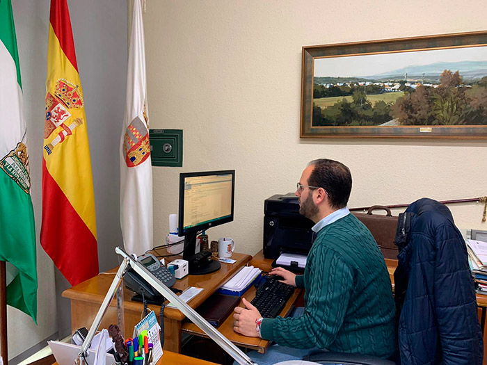 El alcalde de Castellar, Adrián Vaca Carrillo, sigue coordinando desde el Ayuntamiento las jornadas del Estado de Alarma junto a las tenientes alcalde, Victoria González y Tamara Trujillo.