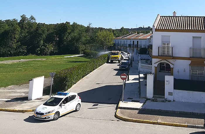 El ayuntamiento colocará un arco desinfectante para vehículos en el acceso a la Barriada de la Almoraima 