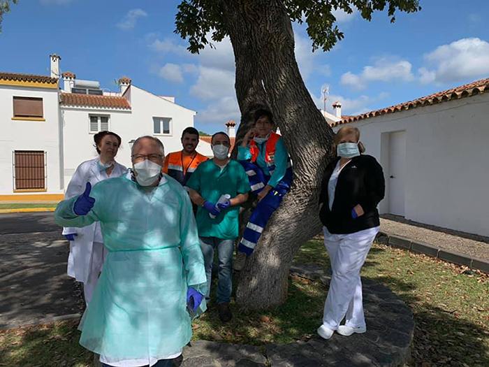 Personal del Centro de Salud de Castellar, durante la desinfección por parte del Cuerpo de Bomberos