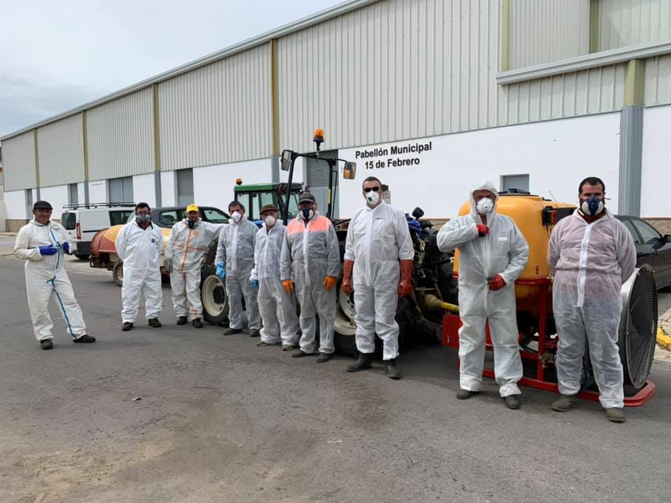 30 Marzo 2020 Agriculores Castellar Desinfectan Con Atomizador 1
