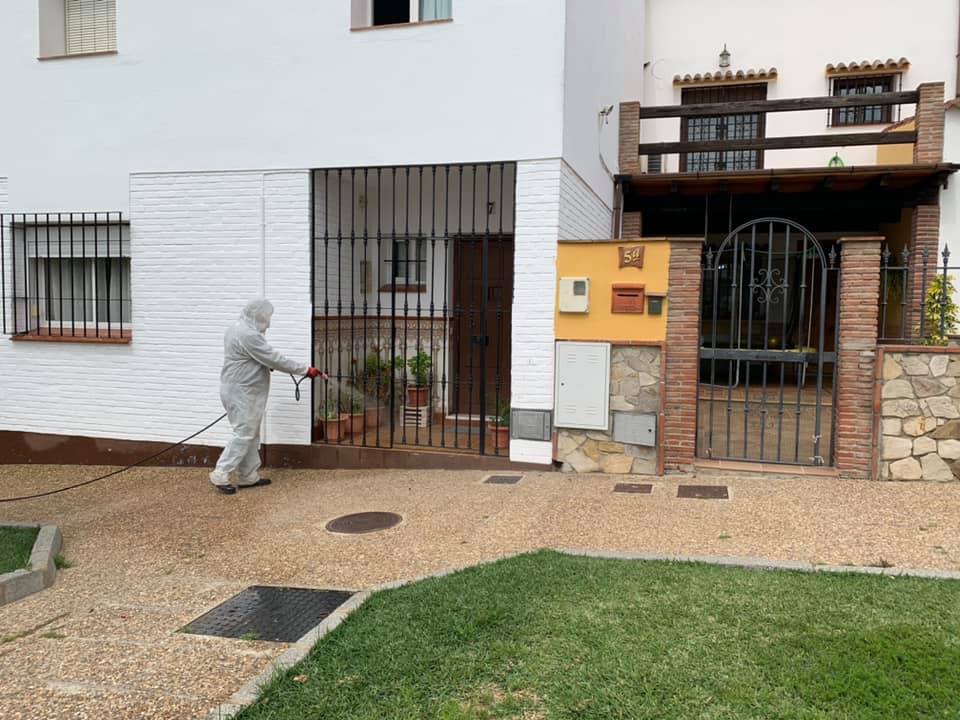 30 Marzo 2020 Agriculores Castellar Desinfectan Con Atomizador 12