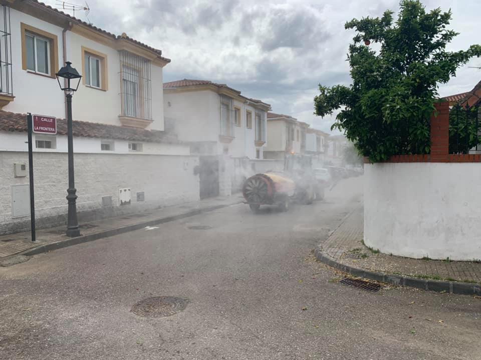30 Marzo 2020 Agriculores Castellar Desinfectan Con Atomizador 13