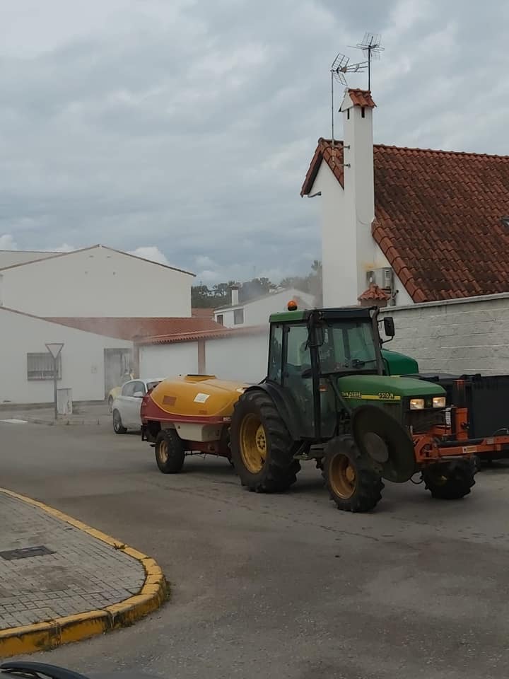 30 Marzo 2020 Agriculores Castellar Desinfectan Con Atomizador 15