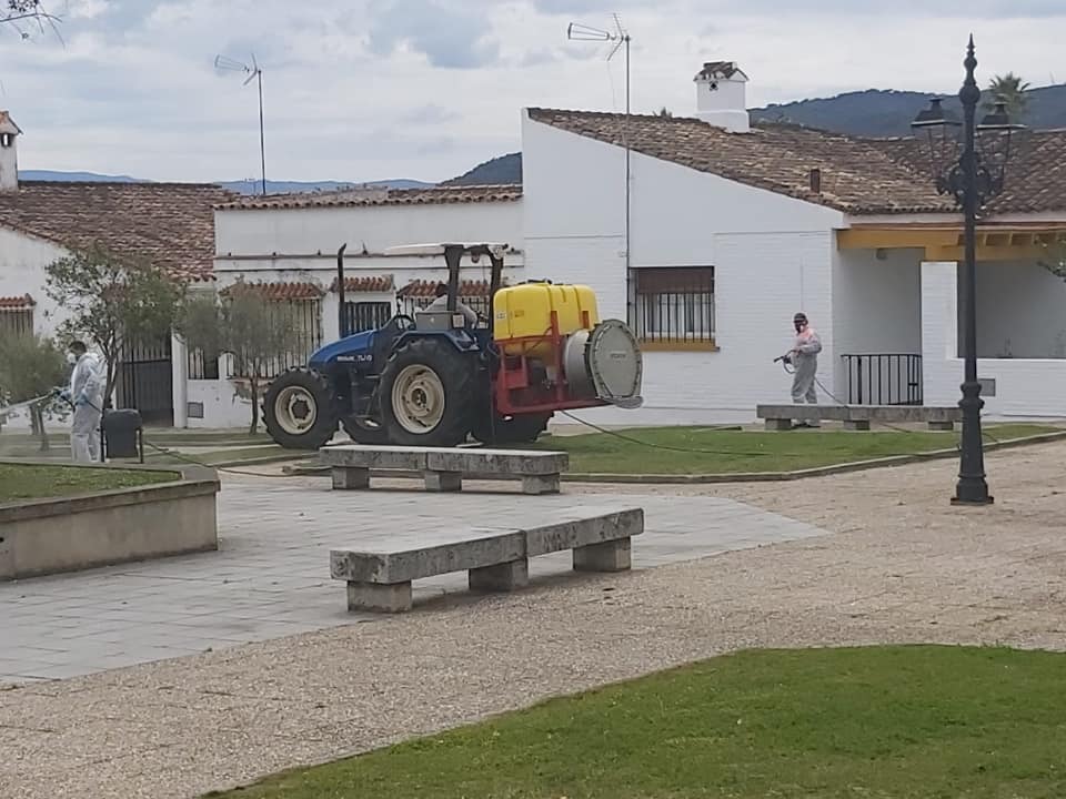 30 Marzo 2020 Agriculores Castellar Desinfectan Con Atomizador 18