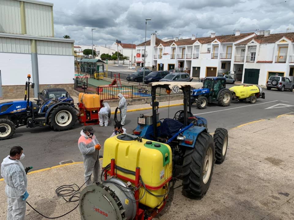 30 Marzo 2020 Agriculores Castellar Desinfectan Con Atomizador 19