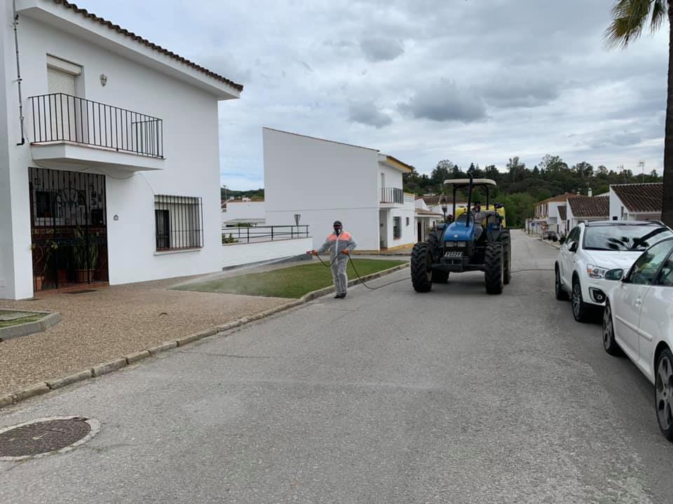 30 Marzo 2020 Agriculores Castellar Desinfectan Con Atomizador 4