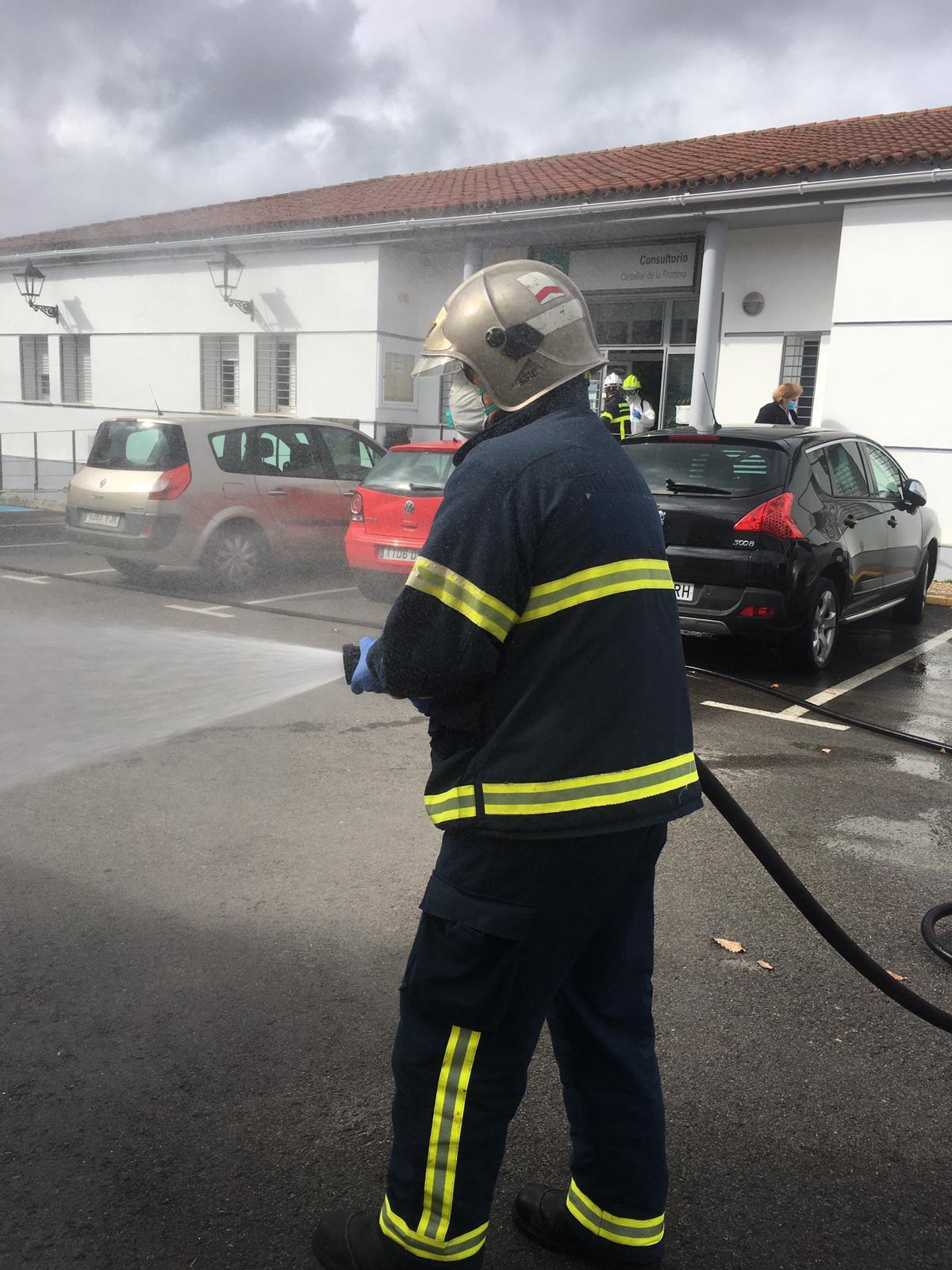 23 Abril 2020   Bomberos Desifectan En Castellar Por Sexta Vez Durante El Estado De Alarma 5