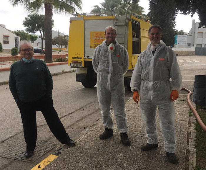 El camión de la Almoraima vuelve a desinfectar las calles de Castellar de la Frontera 