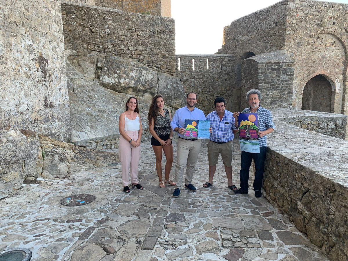 El alcalde de Castellar de la Frontera, Adrián Vaca, la teniente alcalde y concejal de Cultura, Tamara Trujillo, el director artístico del festival, Diego Oca, y sus promotores África Schimdtz y Antonio Arroyo, con junto Cartel del 27 Festival Flamenco del Castillo de Castellar de la Frontera