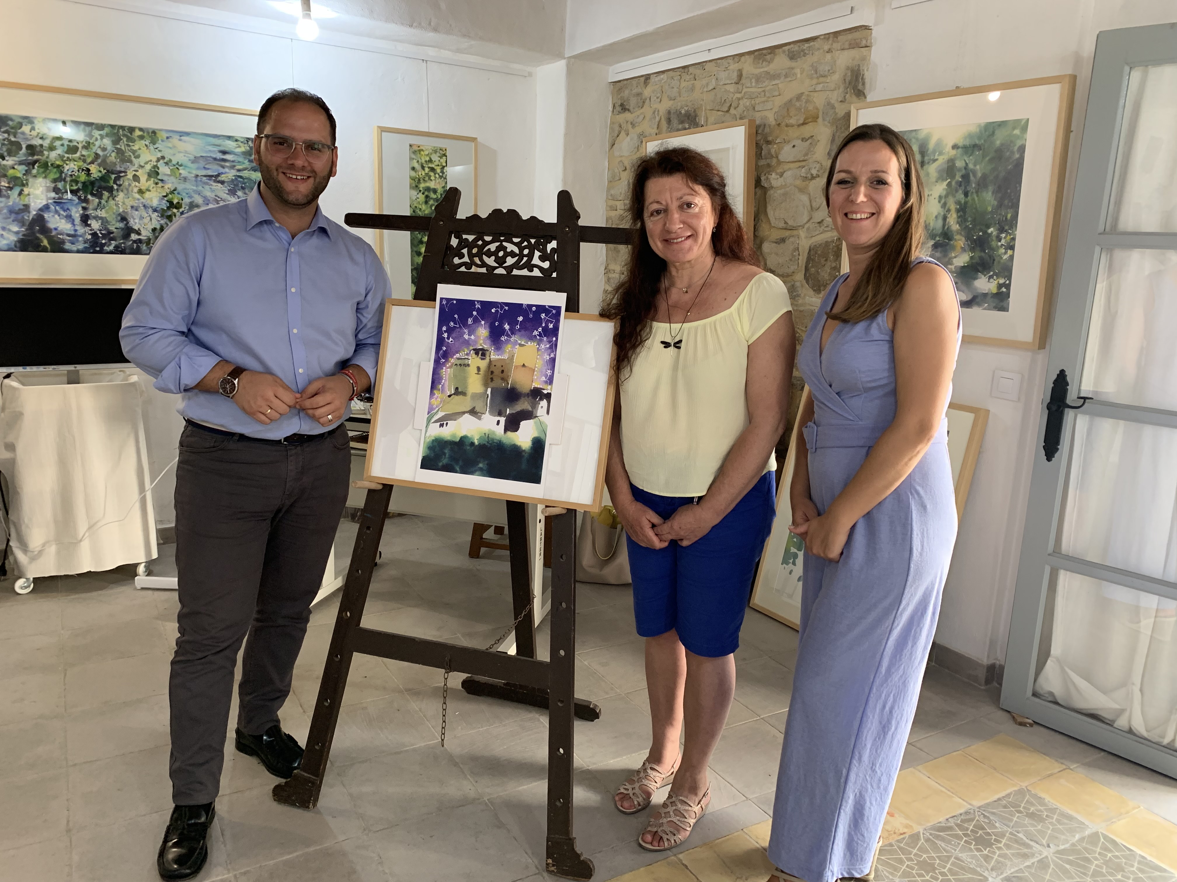 El alcalde de Castellar Adrián Vaca Carrillo, la autora del cartel, Ana Sánchez y la teniente alcalde y concejal de Cultura, Tamara Trujillo presentan la Noche de las Velas.