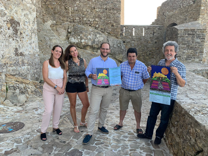 El alcalde de Castellar de la Frontera, Adrián Vaca, la teniente alcalde y concejal de Cultura, Tamara Trujillo, el director artístico del festival, Diego Oca, y sus promotores África Schimdtz y Antonio Arroyo, con junto Cartel del 27 Festival Flamenco del Castillo de Castellar de la Frontera