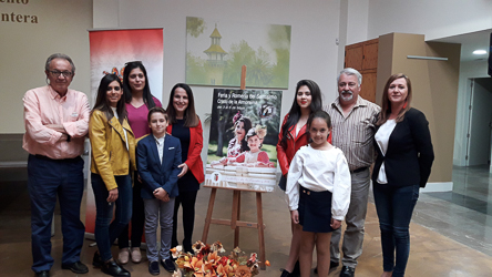 CONCEJALES JUNTO A LA ROMERA, EL ALCALDE Y LA REINA INFANTIL EN LA PRESENTACIÓN DE LA REVISTA DE FERIA 2018