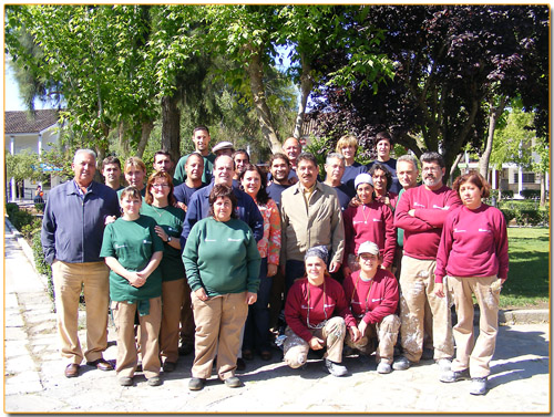 Los alumnos del Taller de Empleo Las Adelfas junto al alcalde, Francisco Vaca, el concejal de Obras y Servicios, Eugenio Salas y el Concejal de Personal, José María Orellana